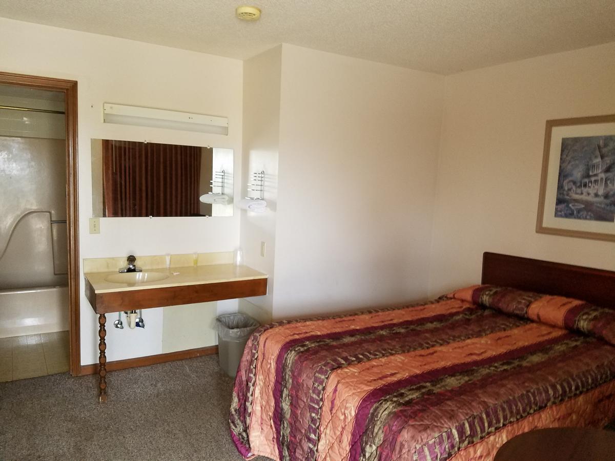 Midwest Inn Paoli Bagian luar foto